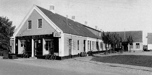 Flauenskjold Kro 1930 med købmandsbutik i gavlen og ny tilbygning med toiletter og sal mod øst.